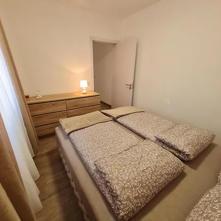 Apartament Apartman011 *